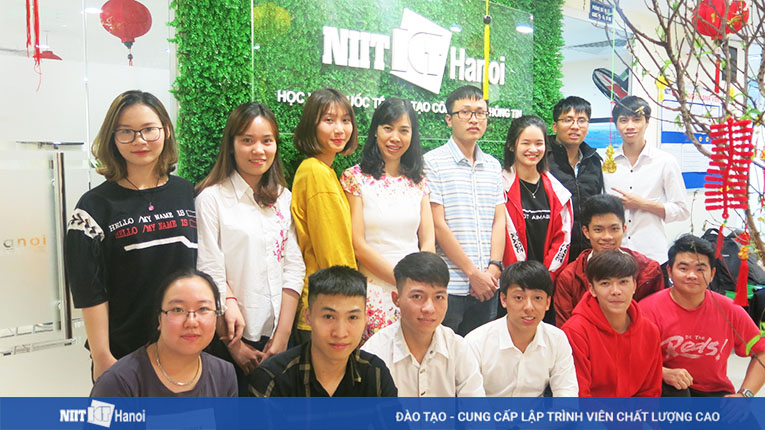 Cô Nguyễn Thị Vân Anh và thầy Nguyễn Thành Luân chụp ảnh kỷ niệm cùng các bạn học viên