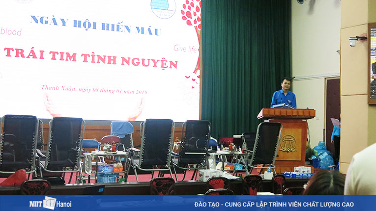 Thầy Nguyễn Minh Đức đại diện cho Đoàn viên thanh niên Quận Thanh Xuân phát biểu
