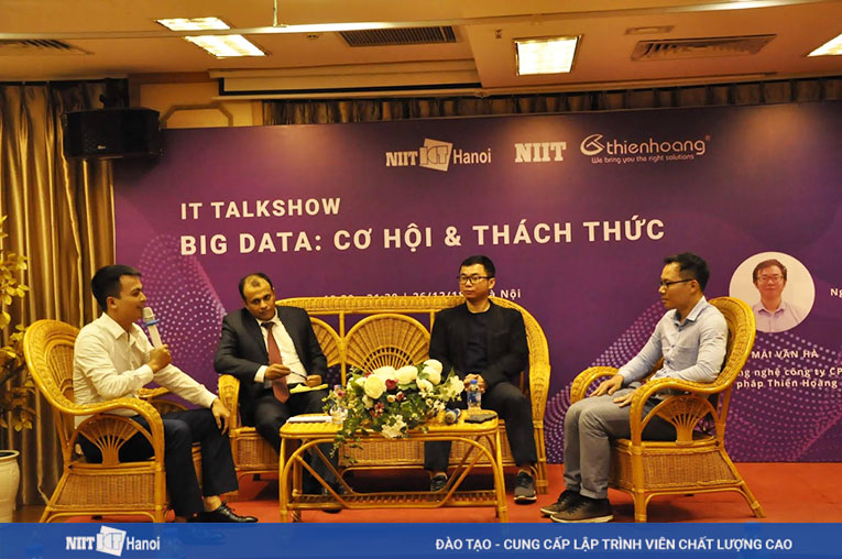  Thứ tự từ trái sang phải:MC Minh Đức, diễn giả Pavitra, diễn giả Mai Văn Hà, phiên dịch Thành Hưng